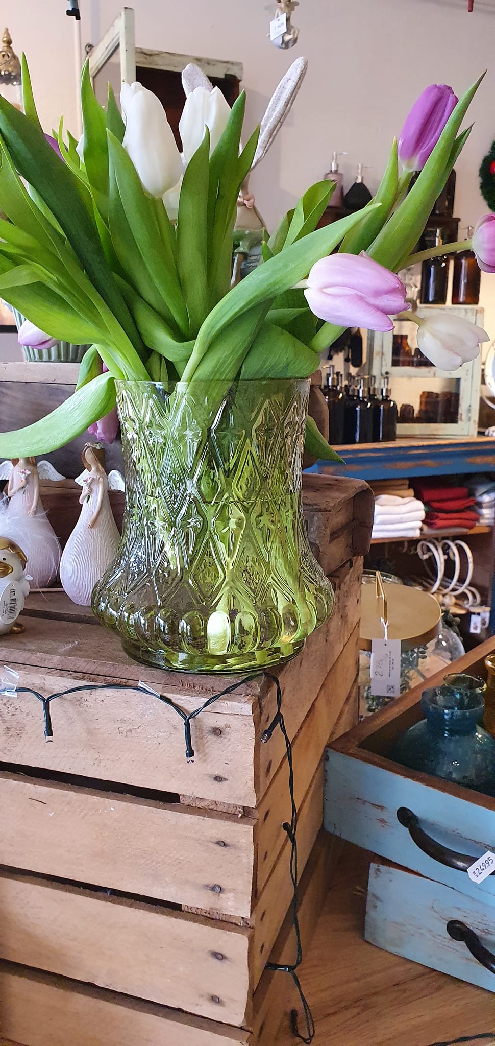 Grøn glas vase med ciseleringer