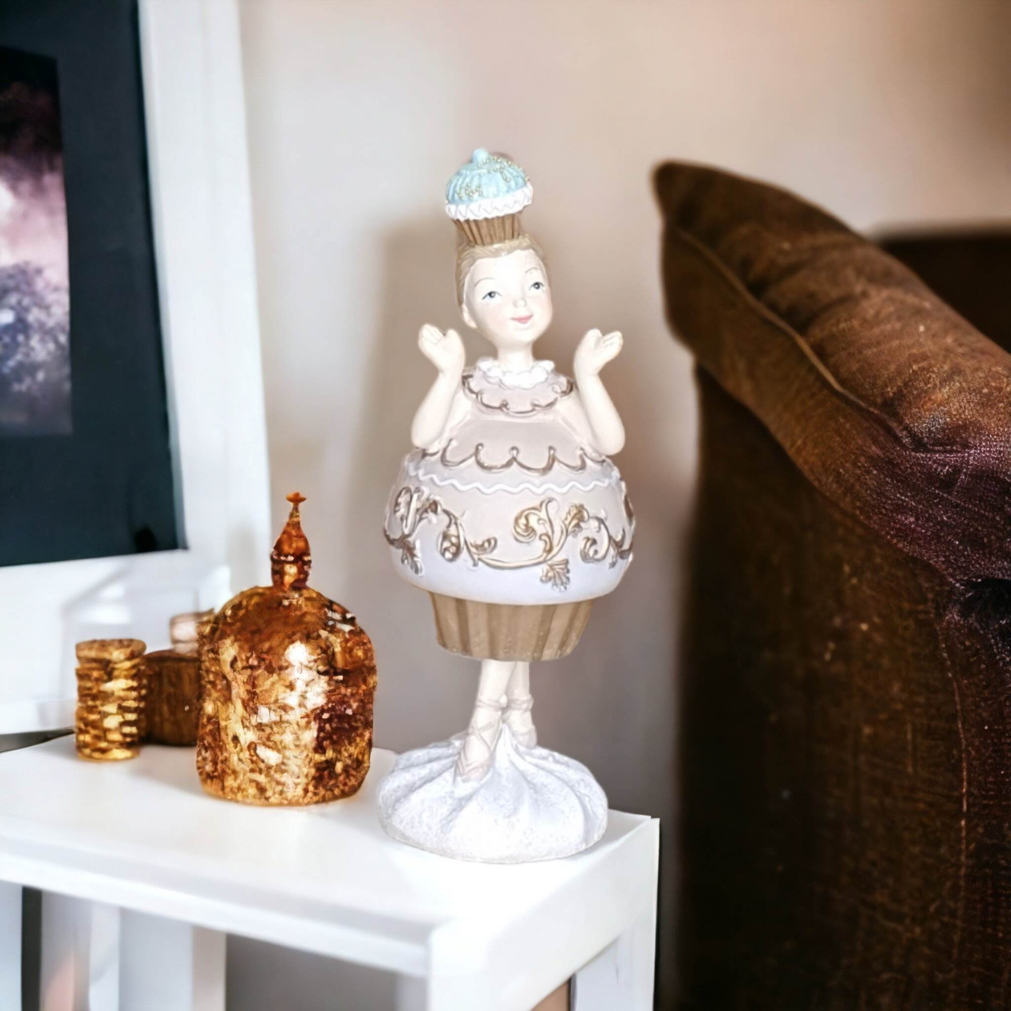 figurer af piger med cupcake hat og guld glasur